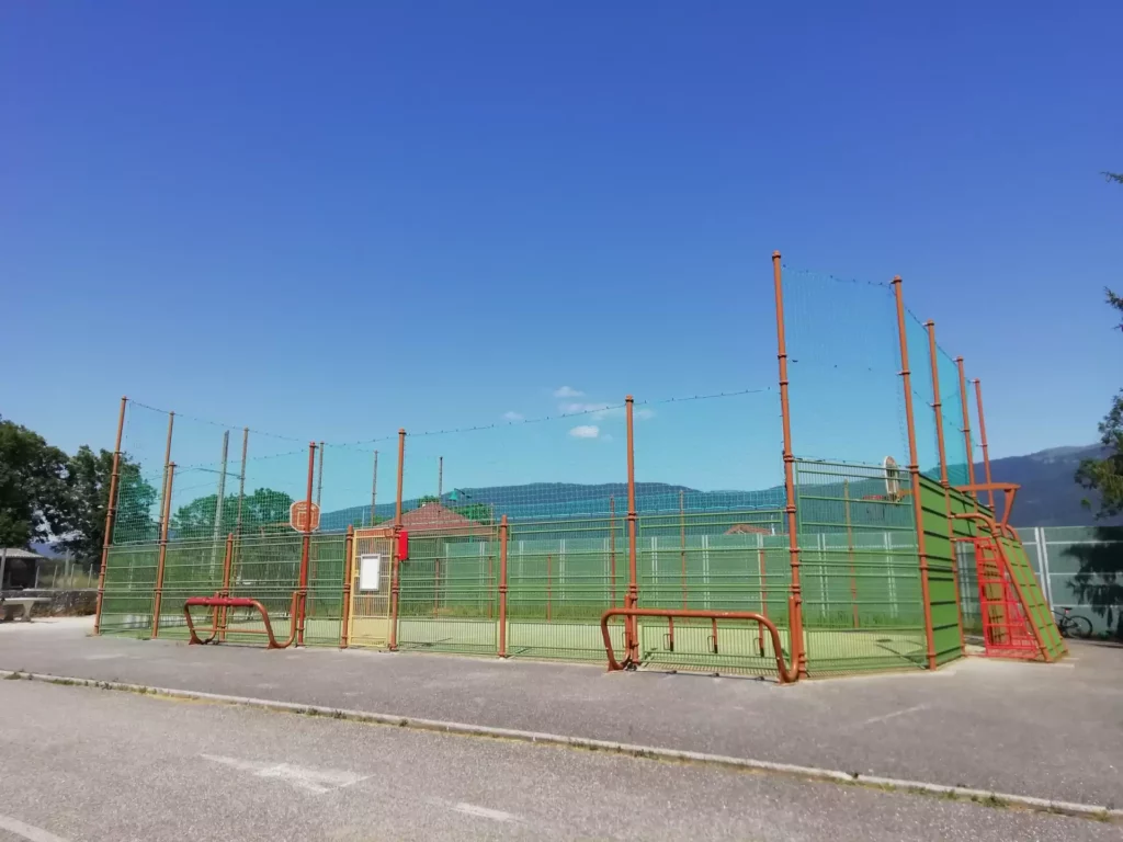 Vue d'ensemble du city-stade de Champagne-en-Valromey