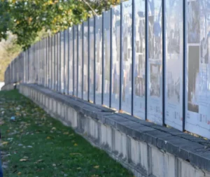 Photo d'un mur d'affiches