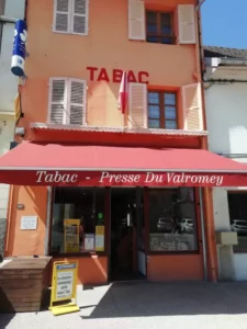 Devanture du tabac presse de Champagne-en-Valromey
